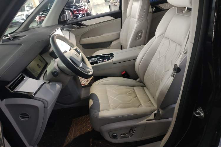 Used Volvo EM90 2025 Ultra Six-Seater