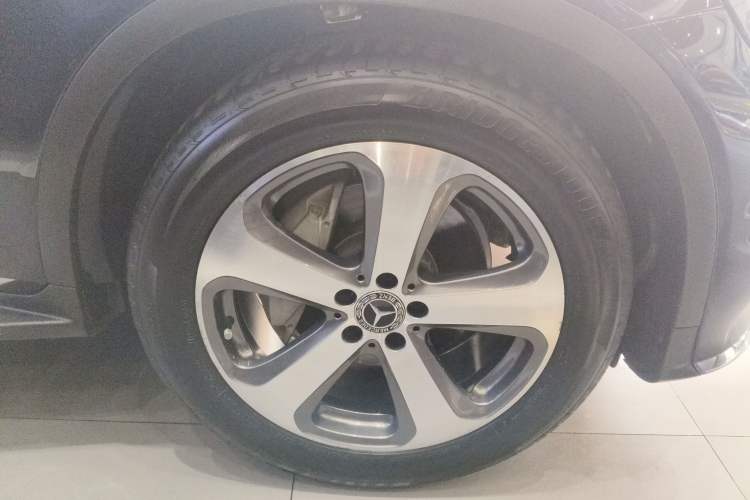 Used Mercedes-Benz GLC 2017 GLC 260 4MATIC Luxury Model Right Front Wheel Hub