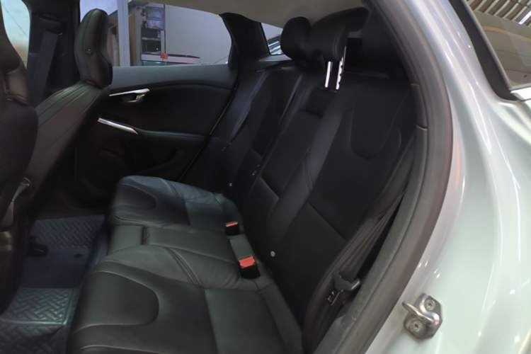 Used Volvo V40 2014 2.0T Zhiya Edition
