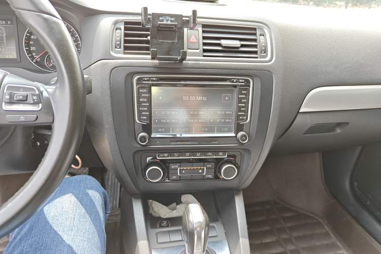 Used Volkswagen Sagitar 2012 1.4TSI Automatic Luxury Edition Audio And AC Panel