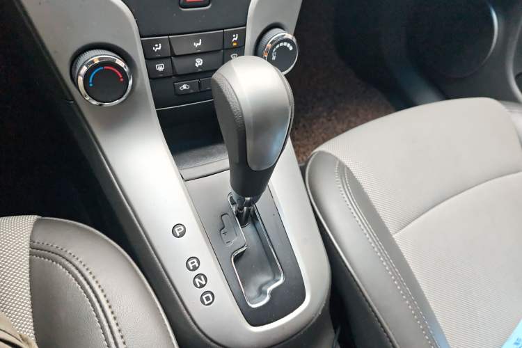 Used Chevrolet Cruze 2013 1.6L SE AT Gear Lever