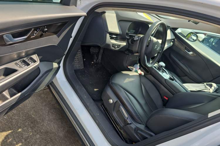 Used Hongqi E-QM5 2022 431 km Charge & Enjoy Edition
