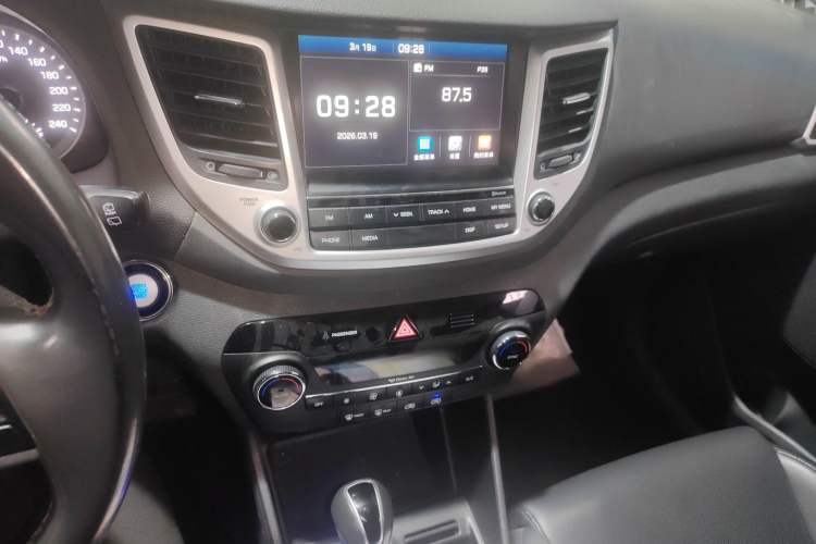 Used Hyundai Tucson 2015 1.6T Dual-Clutch Two-Wheel-Drive Smart Model Audio And AC Panel