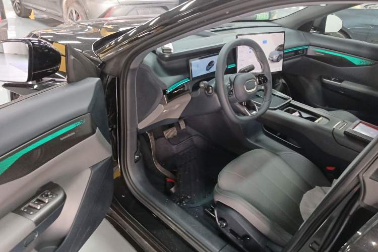 Used Lynk & Co 07 2024 EM-P 126 Long-Range Halo Driver Seat