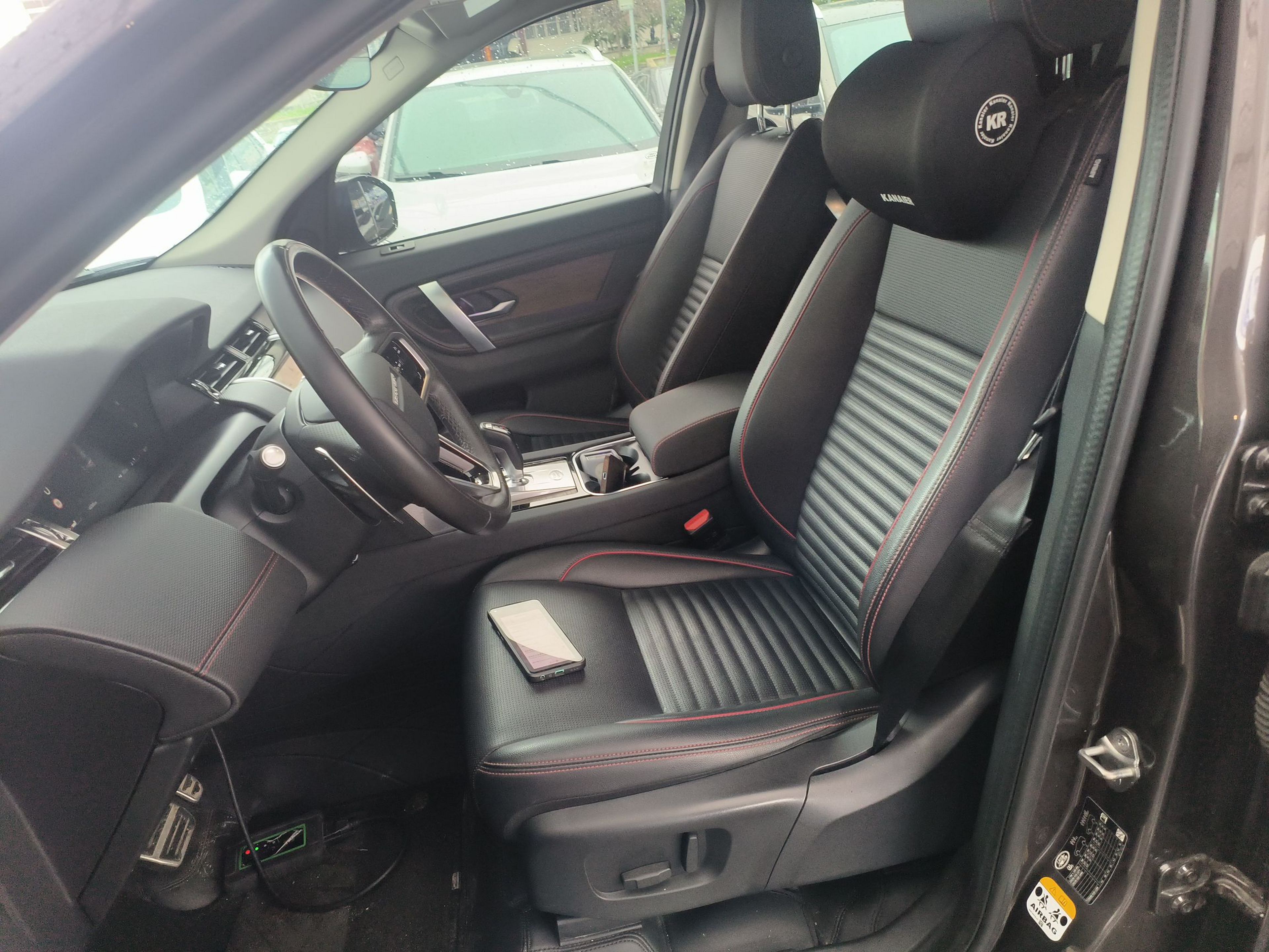 Переднее сиденье в автомобиле