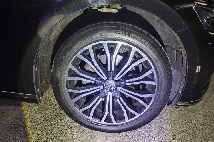 Used Volkswagen Phideon 2018 380TSI Two-Wheel Drive Business Edition Right Front Wheel Hub