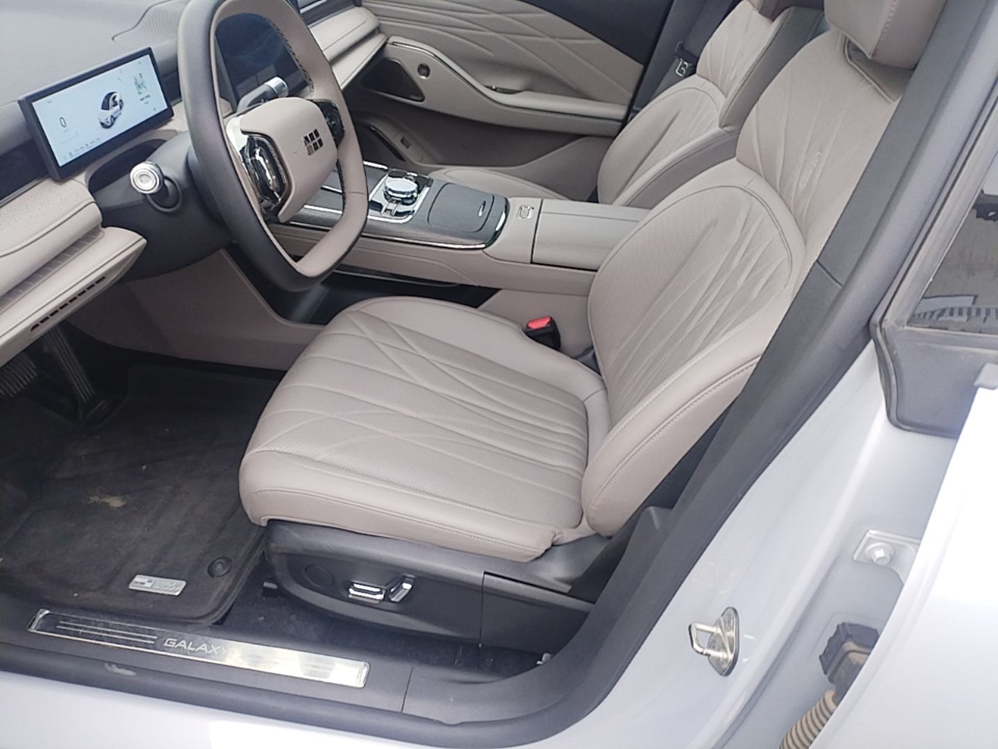 Geely Galaxy 8 2025 130km EM-i Deluxe Edition — снимка 17