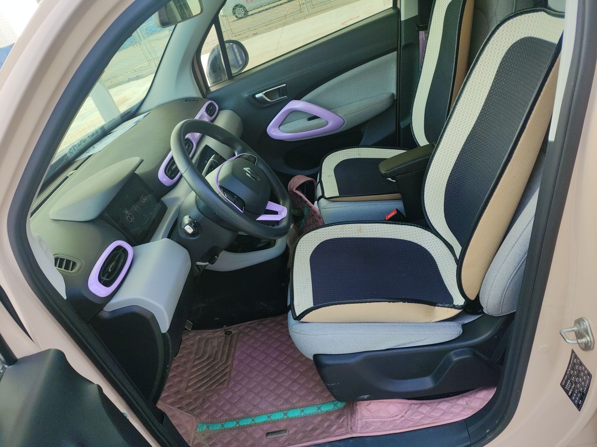 المقاعد الأمامية داخل السيارة