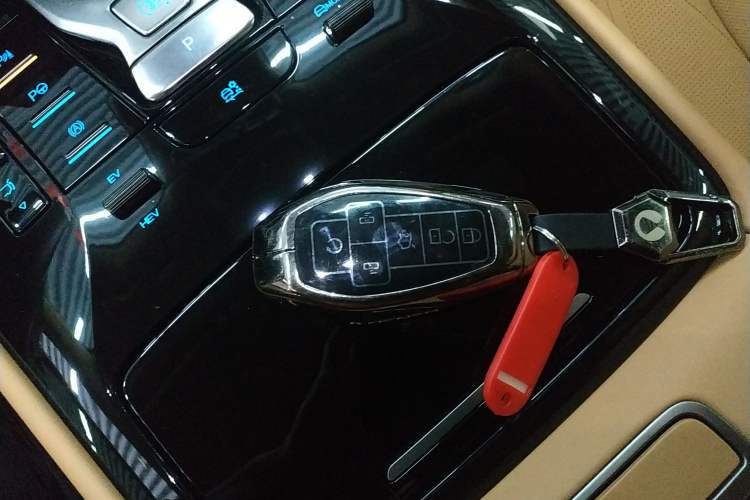 Used Denza D9 2025 DM-i Intelligent Drive 1020 Four-Wheel Drive Prestige Model Vehicle Key