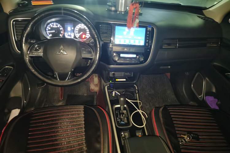 Used Mitsubishi Outlander 2019 2.0L Two-Wheel Drive Comfort Edition 7-Seater China VI Standard
