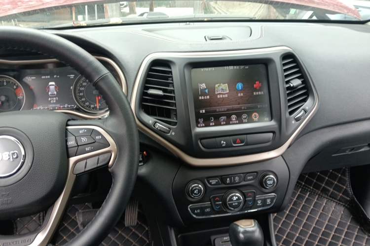 Used Jeep Cherokee 2016 2.4L Professional Smart Version Audio And AC Panel