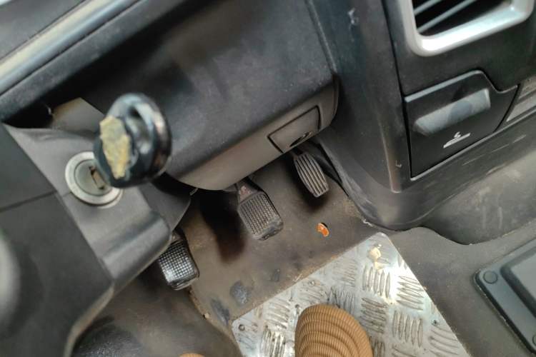 Used Iveco Daily 2020 2.5T A35 Passenger Van with Dual Tires Mid-Roof Design 5-9 Seater Side-Sliding Door China V Emission Standard Vehicle Key