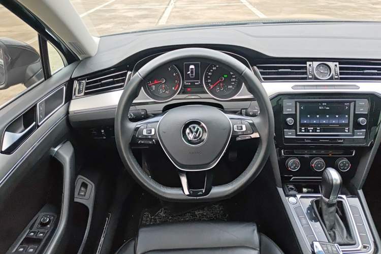 Used Volkswagen Magotan 2019 330TSI DSG Leading Edition China V Standard Steering Wheel