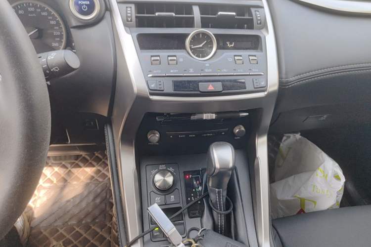 Used Lexus NX 2020 300h Front-Drive FENGSHANG Version China VI Standard Audio And AC Panel