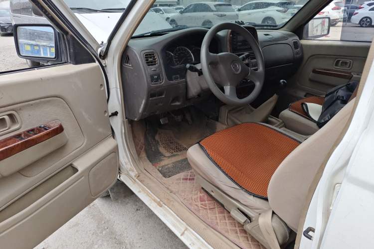 Used Nissan D22 2013 2.4L Gasoline Two-Wheel-Drive Standard Model