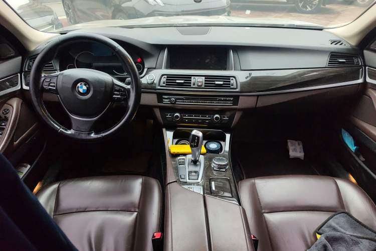 Used BMW 5 Series 2017 525Li Luxury Design Package Center Console