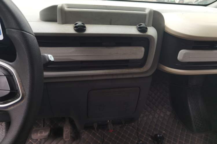 Used SAIC MAXUS Dana V1 2024 V1 Short Wheelbase Low-Roof Multi-Function Version (51 kWh) Audio And AC Panel