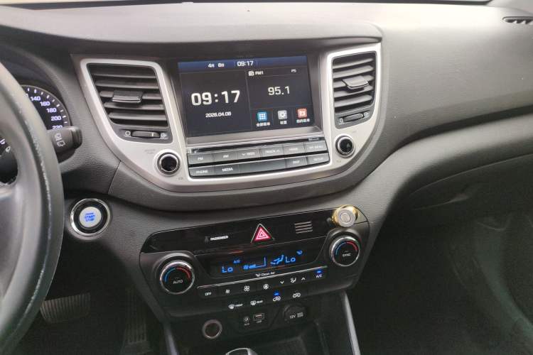 Used Hyundai Tucson 2018 1.6T Dual-Clutch Two-Wheel Drive 15th Anniversary Special Edition Audio And AC Panel