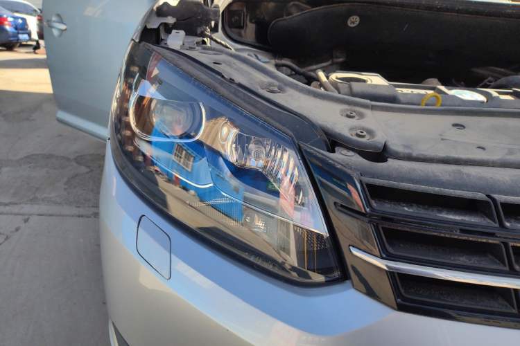 Used Volkswagen Touran 2013 1.4T DSG Comfort Edition 5-Seater Right Front Headlight