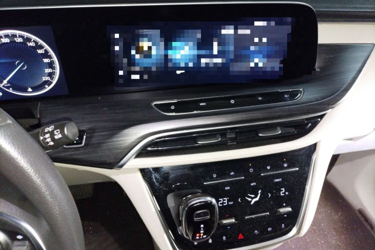 Used Buick GL8 2022 ES Landtrek 653T Comfort Edition Audio And AC Panel