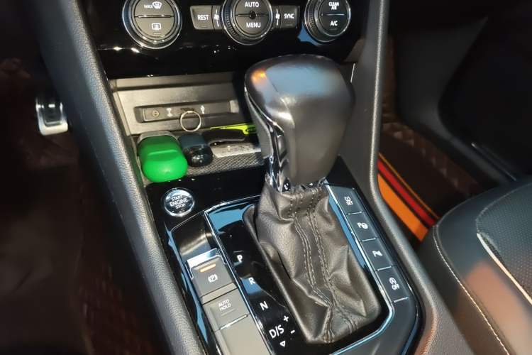 Used Volkswagen Tiguan L 2019 330TSI Automatic Two-Wheel Drive R-Line Flagship Model China VI Standard
