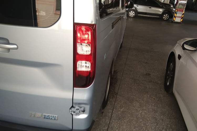 Used Wuling Yangguang 2024 300KM Comfort Version Passenger Van 75kW
