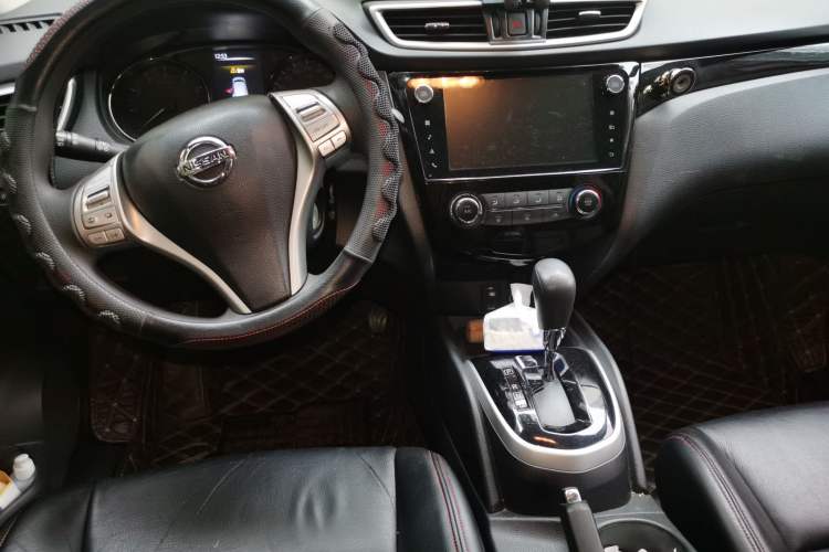 Used Nissan Qashqai 2016 2.0L CVT Elite Edition Center Console