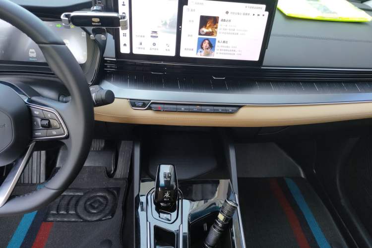 Used Geely Auto Emgrand L HiP 2024 Champion Edition 1.5TD-DHT Pro 100KM Excellence Model
