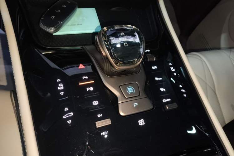 Used Denza D9 2022 DM-i 970 Four-Wheel Drive Flagship Model Gear Lever