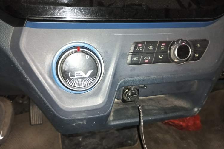 Used SAIC MAXUS EV30 2019 City Logistics Vehicle Fast Delivery Version Long Wheelbase Mengguli 35 kWh