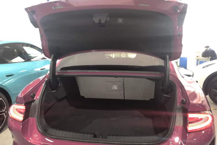 Used Xiaomi Auto SU7 2024 Four-Wheel Drive Ultra-Long Range Advanced Intelligent Driving Max Edition Trunk