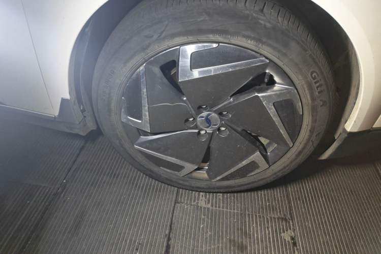 Used Hycan Z03 2022 510 km Range Trendy Cool Version 160 kW 61.13 kWh Right Front Wheel Hub