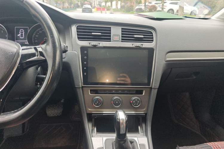 Used Volkswagen Golf 2016 1.6L Automatic Comfort Model Audio And AC Panel