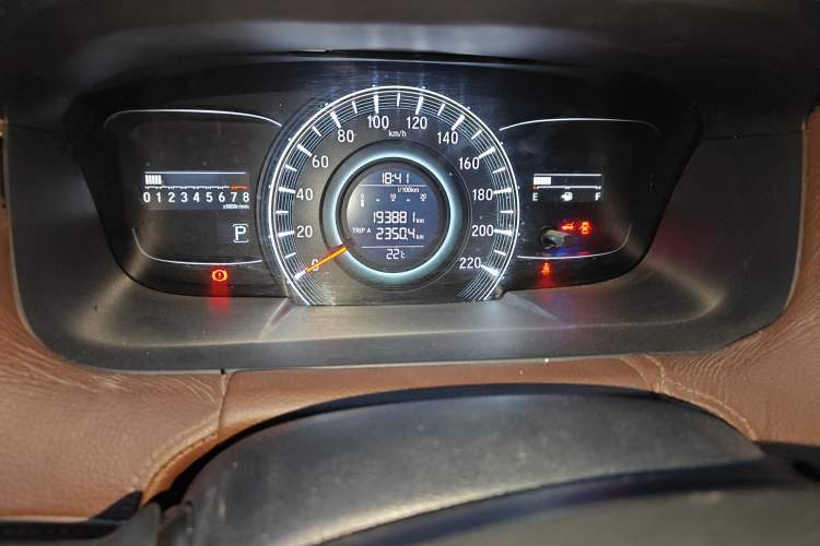 Used Honda Odyssey 2017 2.4L Luxury Edition Odometer Close Up