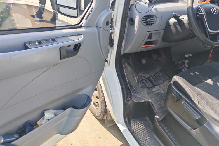 Used SAIC MAXUS Xintu V80 2019 2.5T Classic Model 6-Speed Manual Aotong Long Wheelbase Mid-Height 7-Seater
