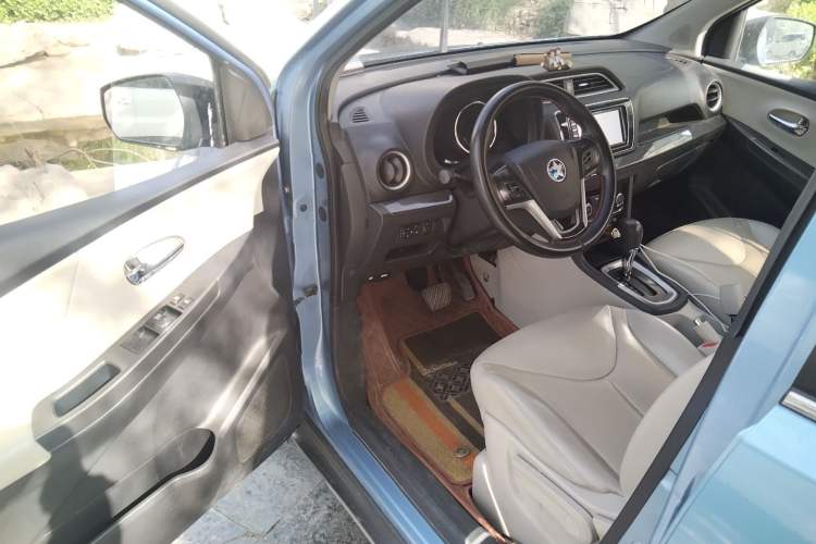 Used Venucia M50V 2017 1.6L XL CVT Luxury Edition
