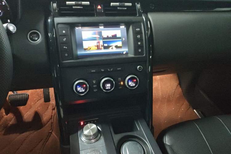 Used Land Rover Discovery 2017 3.0 SC V6 SE Audio And AC Panel