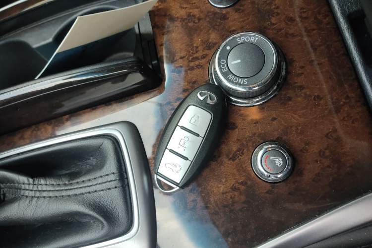 Used Infiniti JX 2013 JX35 Two-Wheel-Drive Excellence Edition
