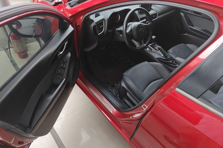 Used Mazda Mazda 3 Axela 2016 Sedan 1.5L Automatic Luxury Model
