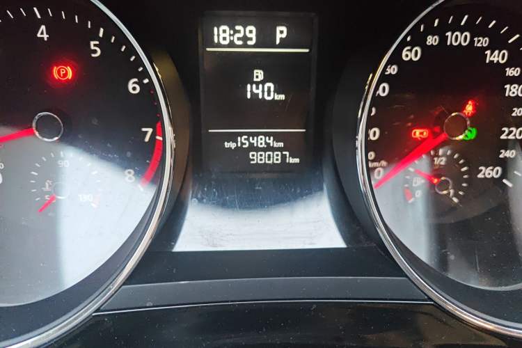 Used Volkswagen Sagitar 2015 230TSI Automatic Comfort Version Odometer Close Up