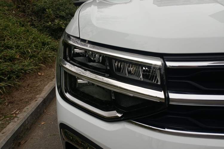 Used Volkswagen Tharu 2023 300TSI Two-Wheel-Drive Moonlight Edition Right Front Headlight