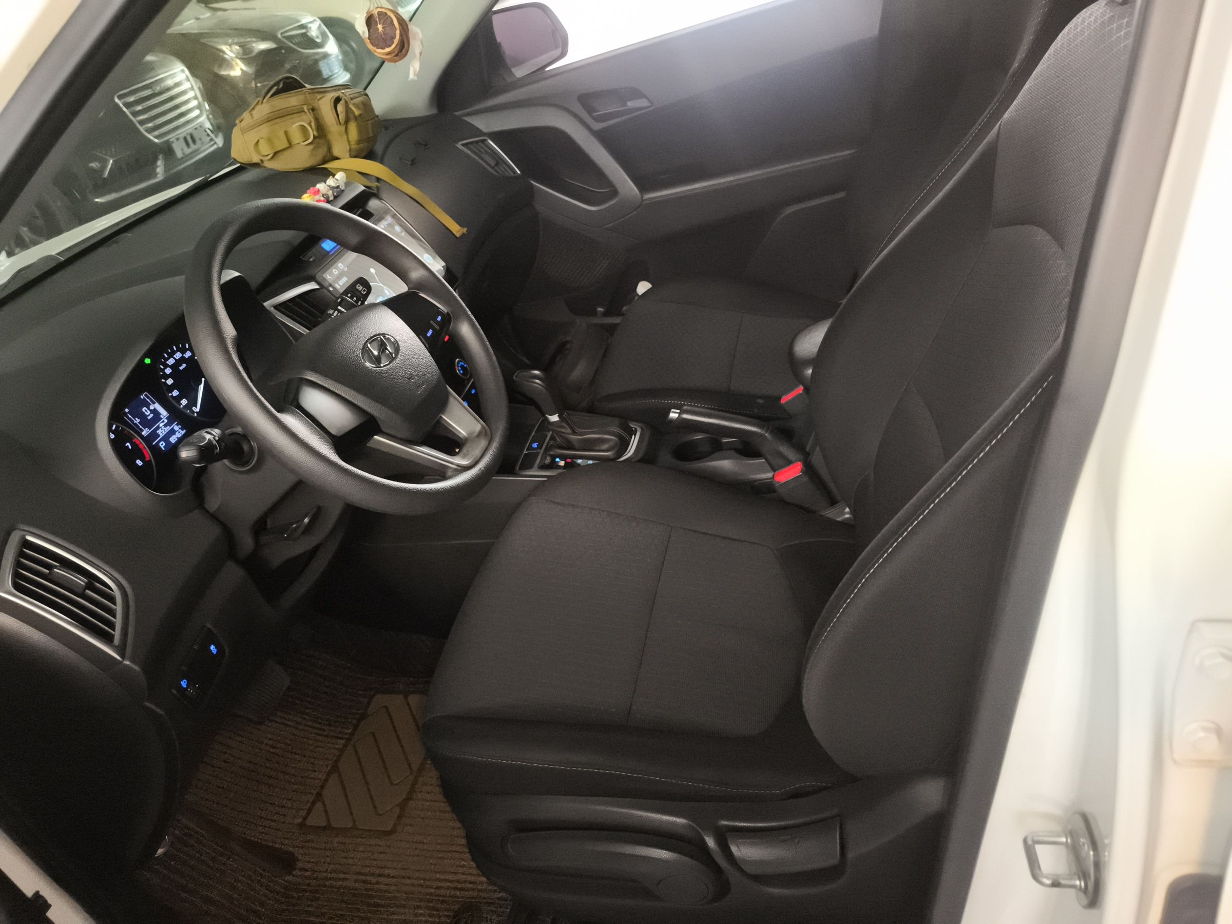 Переднее сиденье в автомобиле