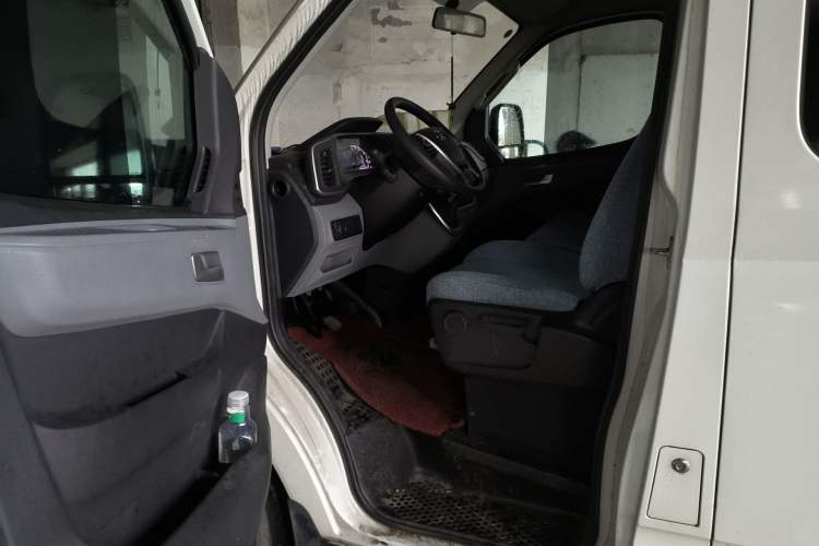 Used SAIC MAXUS Xintu V80 2023 2.0T Manual Classic Aoyuntong Short Wheelbase Mid-Roof 5/6-Seater