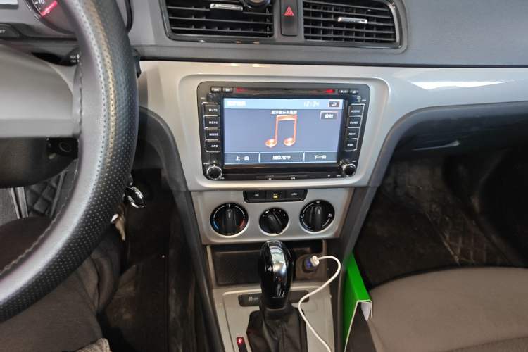 Used Volkswagen Gran Lavida 2013 1.6L Automatic Fashion Model Audio And AC Panel