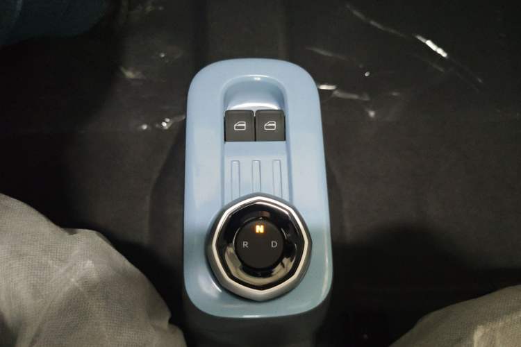 Used Geely Galaxy Panda 2024 Panda Mini 200km Endurance Bear Gear Lever