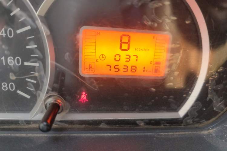 Used BAIC Weiwang 306 2011 1.3L base model 7 seats Odometer Close Up