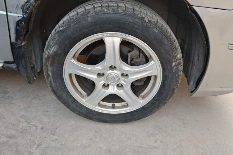 Used Dongfeng Shuaike 2011 1.5L Manual Comfort 7-Seater China IV Standard Right Front Wheel Hub