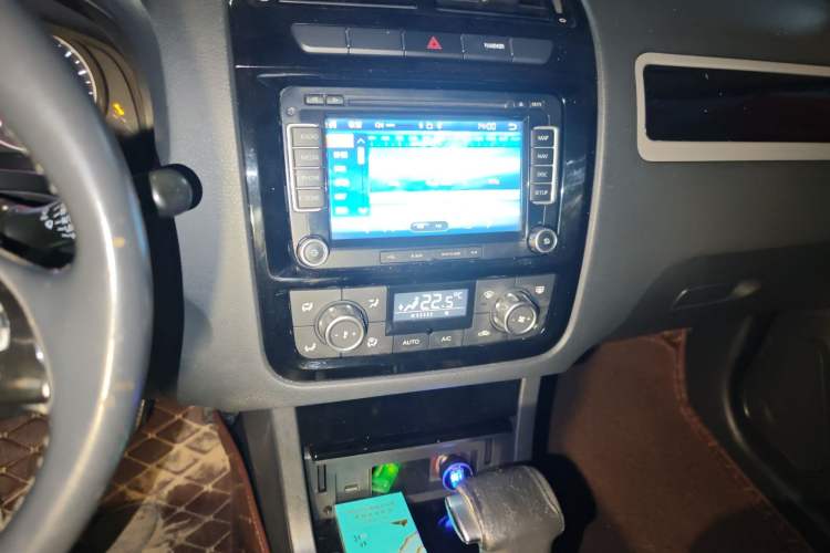 Used Yema T70 2016 1.8T CVT Elegant Model Audio And AC Panel