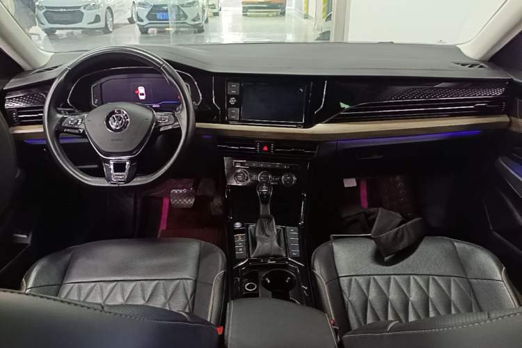 Used Volkswagen Passat 2019 330TSI Luxury Edition China VI Standard
