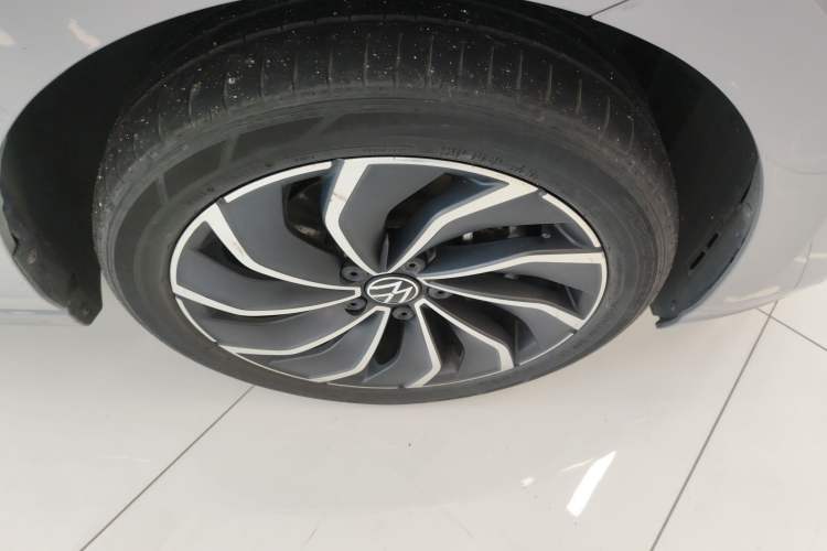 Used Volkswagen Golf 2021 280TSI DSG 30th Anniversary Edition Right Front Wheel Hub